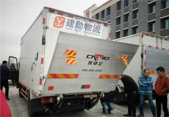 9.6米尾板厢车.jpg